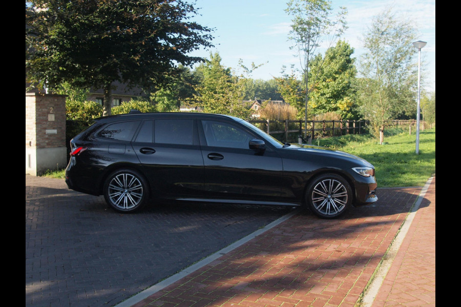 BMW 3 Serie Touring 318i Business Edition Plus | Trekhaak | Camera  | LED-Laser | Sfeerverlichting | Apple Carplay | NL-Auto |
