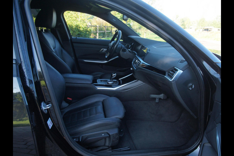 BMW 3 Serie Touring 318i Business Edition Plus | Trekhaak | Camera  | LED-Laser | Sfeerverlichting | Apple Carplay | NL-Auto |
