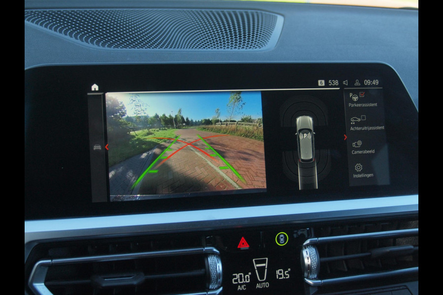 BMW 3 Serie Touring 318i Business Edition Plus | Trekhaak | Camera  | LED-Laser | Sfeerverlichting | Apple Carplay | NL-Auto |