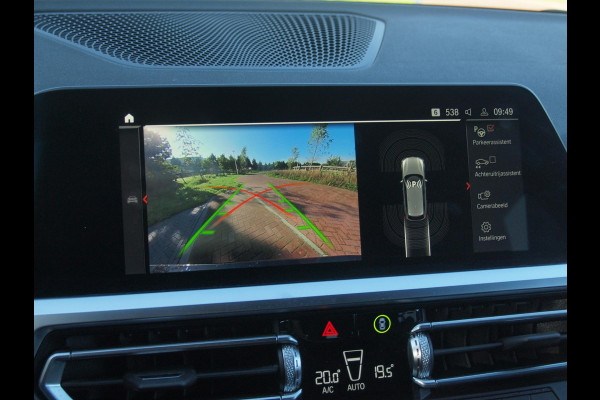 BMW 3 Serie Touring 318i Business Edition Plus | Trekhaak | Camera  | LED-Laser | Sfeerverlichting | Apple Carplay | NL-Auto |