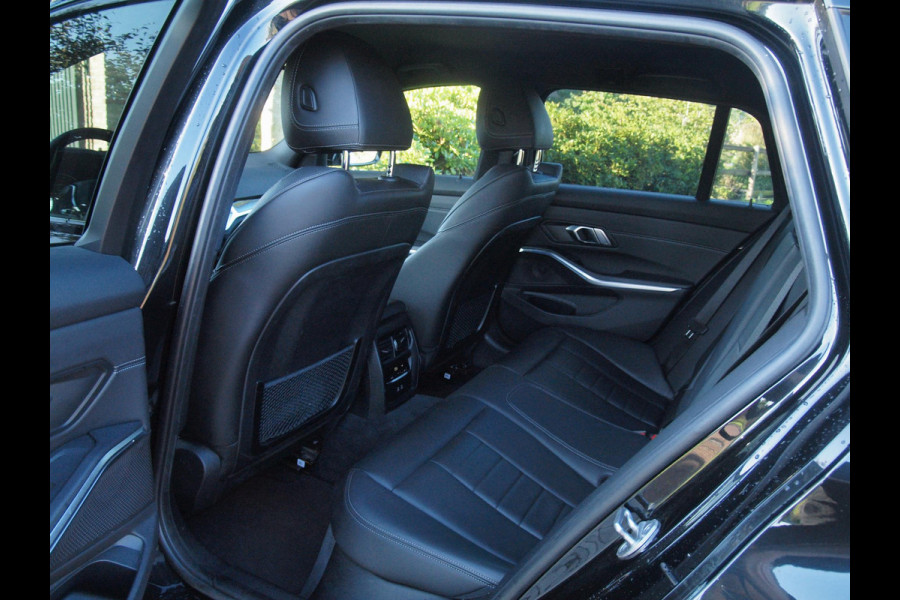 BMW 3 Serie Touring 318i Business Edition Plus | Trekhaak | Camera  | LED-Laser | Sfeerverlichting | Apple Carplay | NL-Auto |