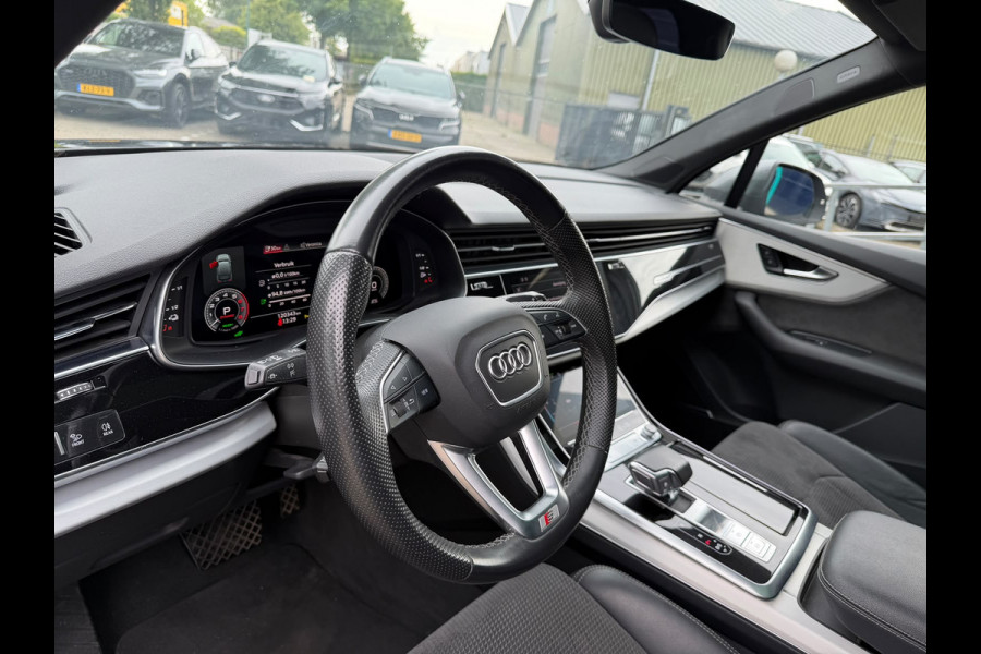 Audi Q7 55 TFSI e quattro Pro Line S Panoramadak Luchtvering 21 inch velgen Bang en Olufsen 3D Zwarte hemel Trekhaak Camera Sportstoelen Deels leder
