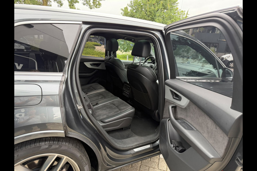 Audi Q7 55 TFSI e quattro Pro Line S Panoramadak Luchtvering 21 inch velgen Bang en Olufsen 3D Zwarte hemel Trekhaak Camera Sportstoelen Deels leder