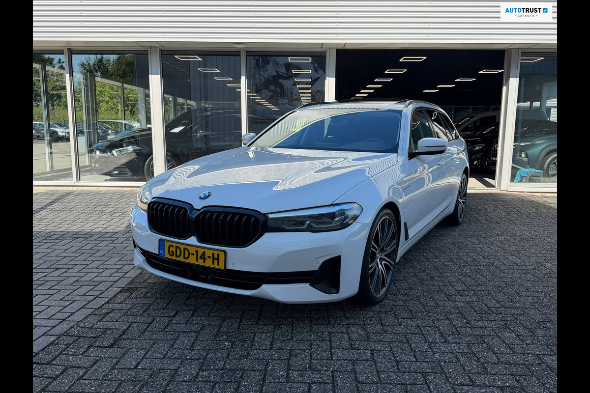 BMW 5 Serie Touring 530e xDrive Executive / Navi / Climate / Camera / Panormadak / Leder / 20"breedset