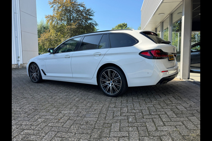 BMW 5 Serie Touring 530e xDrive Executive / Navi / Climate / Camera / Panormadak / Leder / 20"breedset