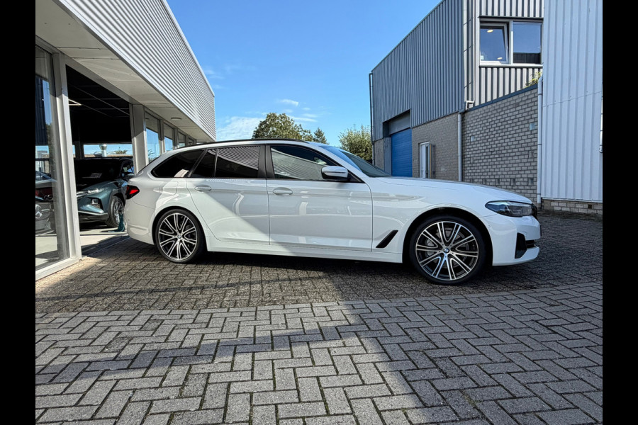 BMW 5 Serie Touring 530e xDrive Executive / Navi / Climate / Camera / Panormadak / Leder / 20"breedset