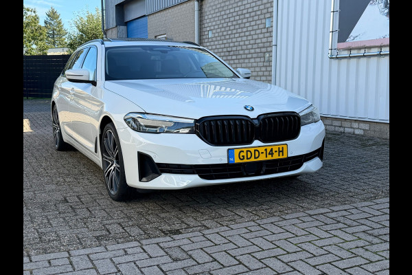 BMW 5 Serie Touring 530e xDrive Executive / Navi / Climate / Camera / Panormadak / Leder / 20"breedset