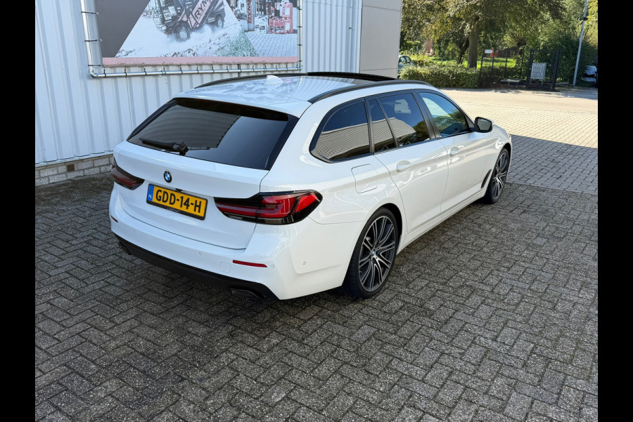 BMW 5 Serie Touring 530e xDrive Executive / Navi / Climate / Camera / Panormadak / Leder / 20"breedset