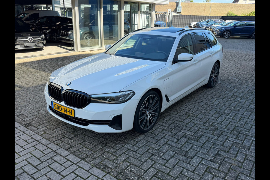 BMW 5 Serie Touring 530e xDrive Executive / Navi / Climate / Camera / Panormadak / Leder / 20"breedset