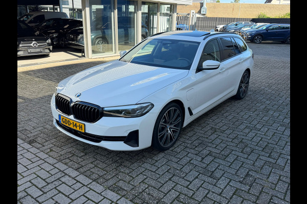 BMW 5 Serie Touring 530e xDrive Executive / Navi / Climate / Camera / Panormadak / Leder / 20"breedset
