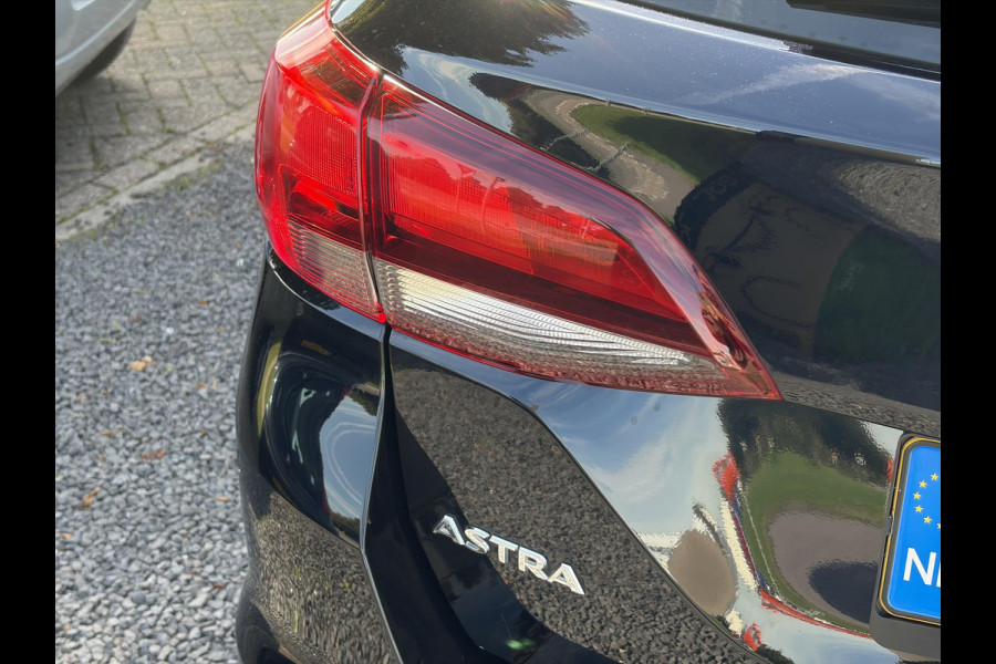 Opel Astra Sports Tourer 1.4 Turbo Online Edition ✓150pk✓2e Eigenaar✓Camera✓Carplay✓Navi✓Pdc V+A✓Stoelverw✓Stuurverw✓Clima✓Cruise✓Lm velgen✓6 Bak✓Comfortstoelen✓Dealer Onderhouden✓N.A.P✓Bj 12-2018✓Apk tot 01-2027