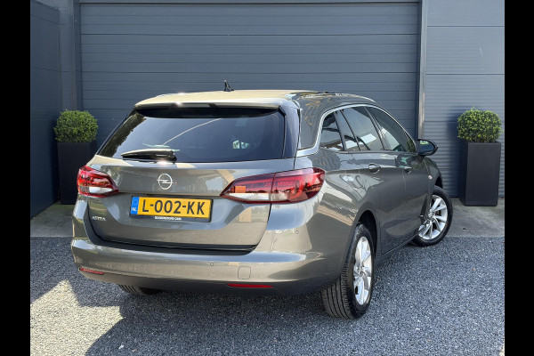 Opel Astra Sports Tourer 1.2 Business Elegance ✓1e Eigenaar✓110pk✓Carplay✓Camera✓Navi✓Clima✓Cruise✓Halfleder✓Comfortstoel✓Pdc V+A✓6 Bak✓Dealer Onderhouden✓Keyless✓Lm velgen✓N.A.P✓Apk tot 06-2027