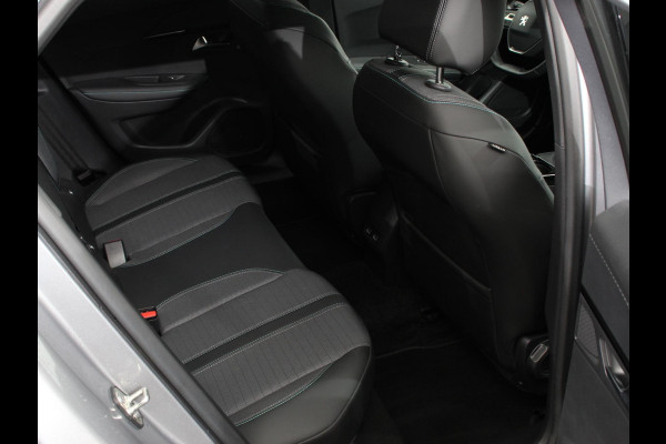 Peugeot 2008 1.2 PureTech Allure Navigatie Cruise control Lichtmetalen velgen Climate control Parkeersensor achter Apple Carplay/ Android auto Camera
