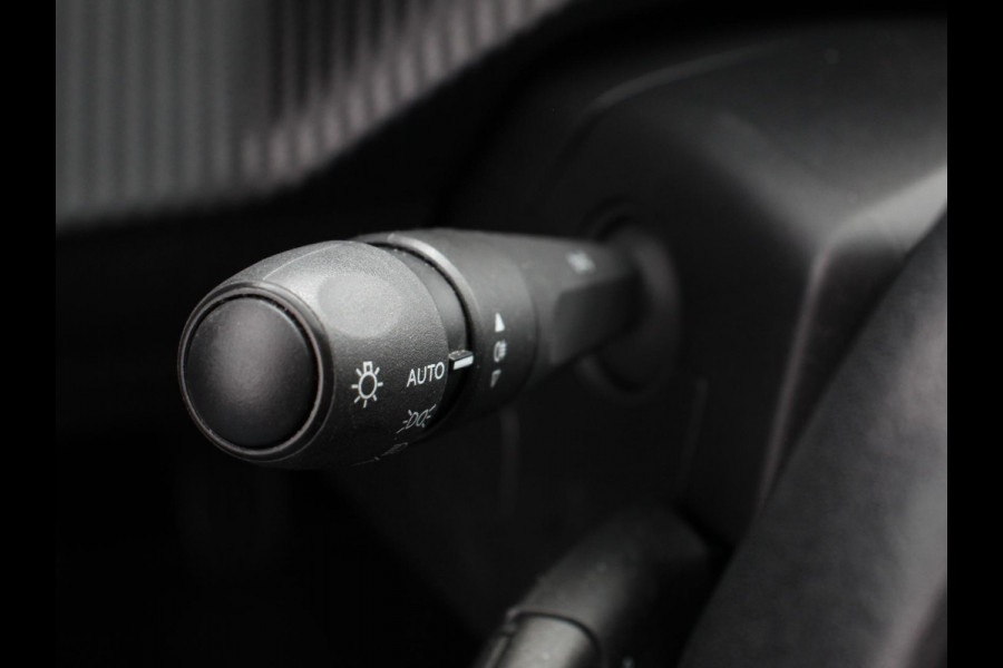 Peugeot 2008 1.2 PureTech Allure Navigatie Cruise control Lichtmetalen velgen Climate control Parkeersensor achter Apple Carplay/ Android auto Camera