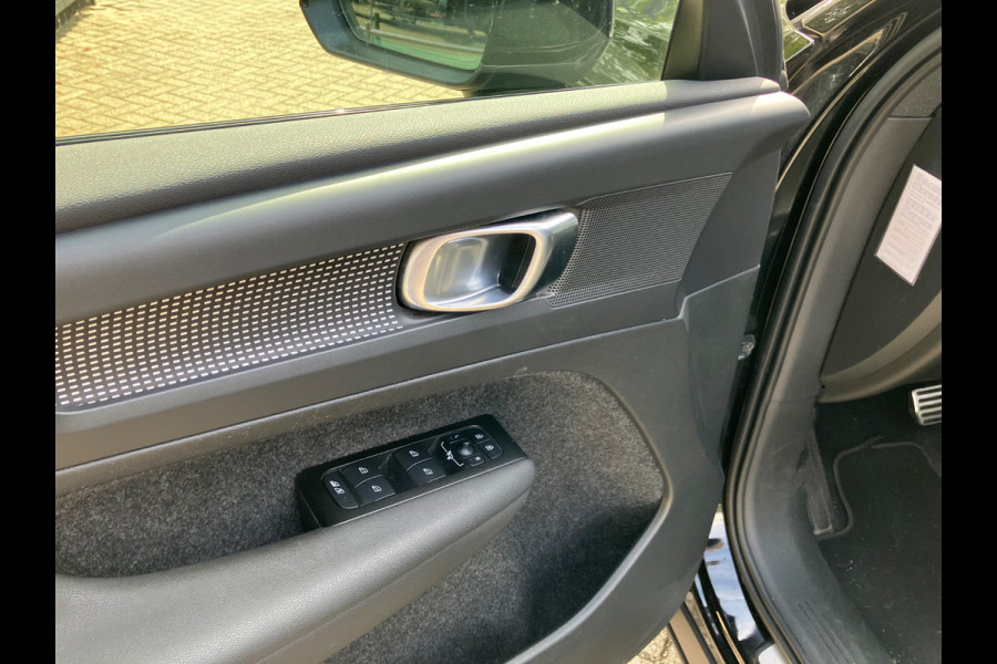 Volvo XC40 Recharge Core / Trekhaak / Camera / CarPlay / Sfeerverlichting / 20'' / Stoel+Stuurverwarming / DAB / Cruise Control