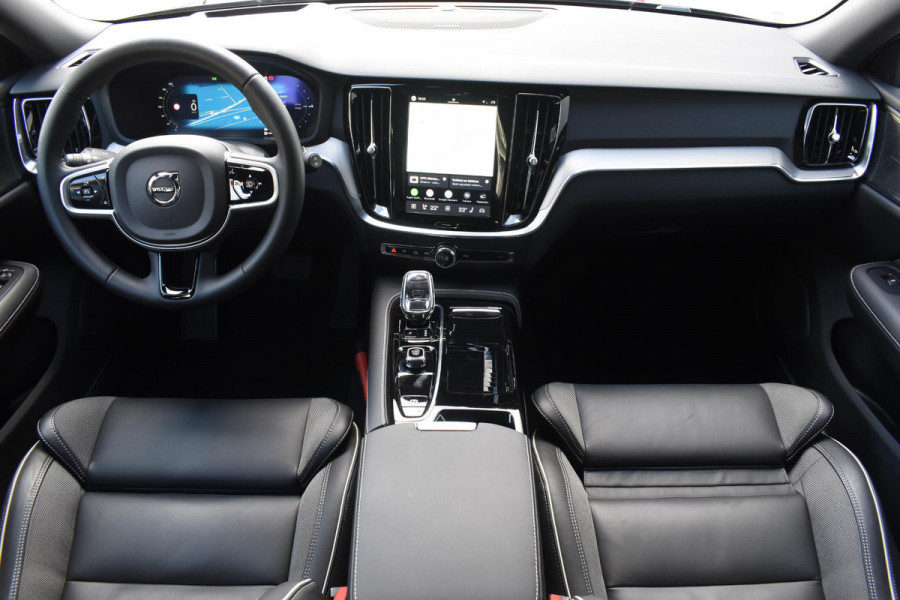 Volvo V60 T8 455PK Plug-in hybrid AWD Plus Dark / 360 Camera / Harman Kardon / Head-up display / Panorama schuifdak / Stoel- en stuurverwarming / Trekhaak / Elektrische stoelen met geheugen