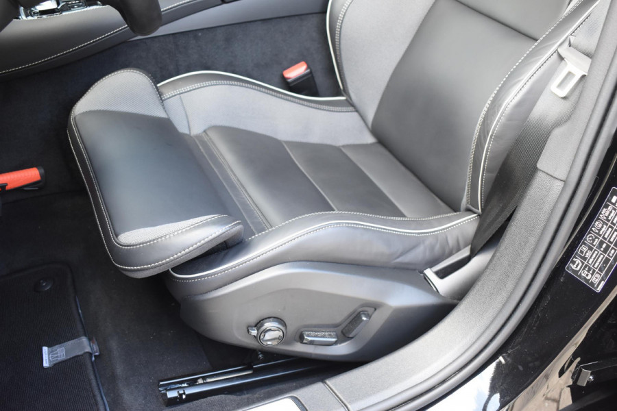 Volvo V60 T8 455PK Plug-in hybrid AWD Plus Dark / 360 Camera / Harman Kardon / Head-up display / Panorama schuifdak / Stoel- en stuurverwarming / Trekhaak / Elektrische stoelen met geheugen