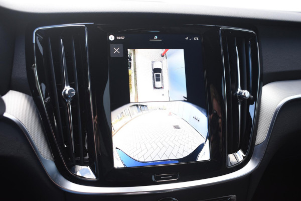 Volvo V60 T8 455PK Plug-in hybrid AWD Plus Dark / 360 Camera / Harman Kardon / Head-up display / Panorama schuifdak / Stoel- en stuurverwarming / Trekhaak / Elektrische stoelen met geheugen