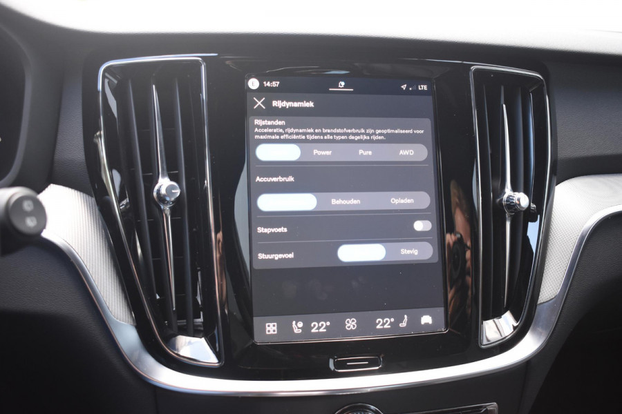 Volvo V60 T8 455PK Plug-in hybrid AWD Plus Dark / 360 Camera / Harman Kardon / Head-up display / Panorama schuifdak / Stoel- en stuurverwarming / Trekhaak / Elektrische stoelen met geheugen