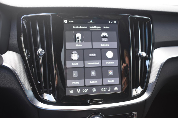 Volvo V60 T8 455PK Plug-in hybrid AWD Plus Dark / 360 Camera / Harman Kardon / Head-up display / Panorama schuifdak / Stoel- en stuurverwarming / Trekhaak / Elektrische stoelen met geheugen
