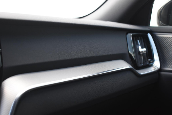 Volvo V60 T8 455PK Plug-in hybrid AWD Plus Dark / 360 Camera / Harman Kardon / Head-up display / Panorama schuifdak / Stoel- en stuurverwarming / Trekhaak / Elektrische stoelen met geheugen