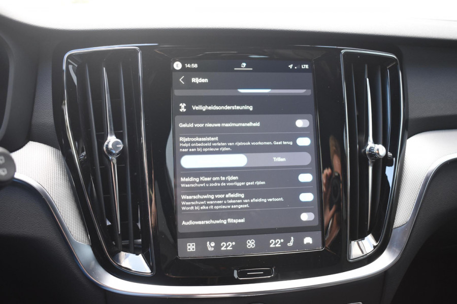 Volvo V60 T8 455PK Plug-in hybrid AWD Plus Dark / 360 Camera / Harman Kardon / Head-up display / Panorama schuifdak / Stoel- en stuurverwarming / Trekhaak / Elektrische stoelen met geheugen