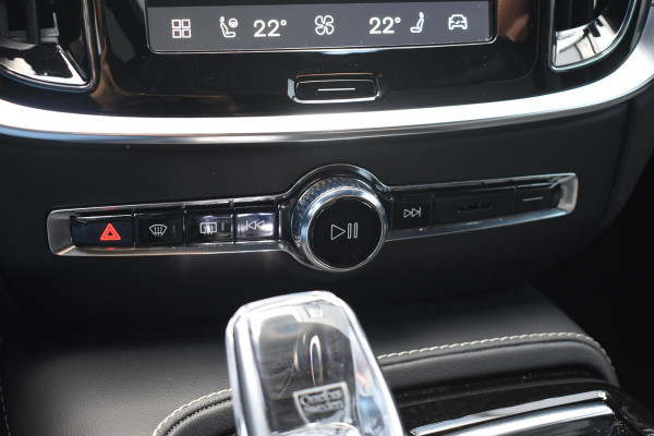 Volvo V60 T8 455PK Plug-in hybrid AWD Plus Dark / 360 Camera / Harman Kardon / Head-up display / Panorama schuifdak / Stoel- en stuurverwarming / Trekhaak / Elektrische stoelen met geheugen