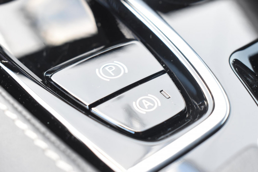 Volvo V60 T8 455PK Plug-in hybrid AWD Plus Dark / 360 Camera / Harman Kardon / Head-up display / Panorama schuifdak / Stoel- en stuurverwarming / Trekhaak / Elektrische stoelen met geheugen