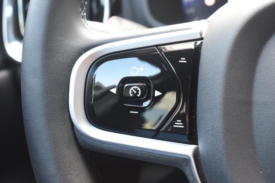 Volvo V60 T8 455PK Plug-in hybrid AWD Plus Dark / 360 Camera / Harman Kardon / Head-up display / Panorama schuifdak / Stoel- en stuurverwarming / Trekhaak / Elektrische stoelen met geheugen