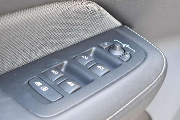 Volvo V60 T8 455PK Plug-in hybrid AWD Plus Dark / 360 Camera / Harman Kardon / Head-up display / Panorama schuifdak / Stoel- en stuurverwarming / Trekhaak / Elektrische stoelen met geheugen
