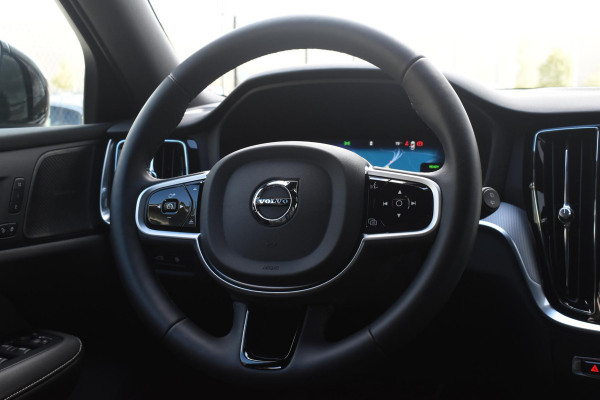 Volvo V60 T8 455PK Plug-in hybrid AWD Plus Dark / 360 Camera / Harman Kardon / Head-up display / Panorama schuifdak / Stoel- en stuurverwarming / Trekhaak / Elektrische stoelen met geheugen