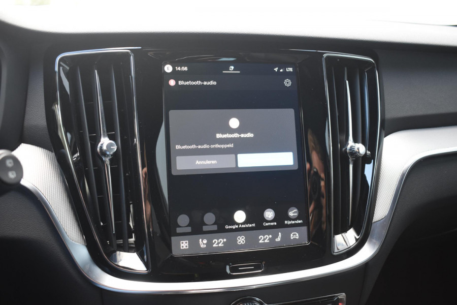 Volvo V60 T8 455PK Plug-in hybrid AWD Plus Dark / 360 Camera / Harman Kardon / Head-up display / Panorama schuifdak / Stoel- en stuurverwarming / Trekhaak / Elektrische stoelen met geheugen