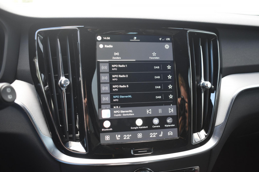 Volvo V60 T8 455PK Plug-in hybrid AWD Plus Dark / 360 Camera / Harman Kardon / Head-up display / Panorama schuifdak / Stoel- en stuurverwarming / Trekhaak / Elektrische stoelen met geheugen