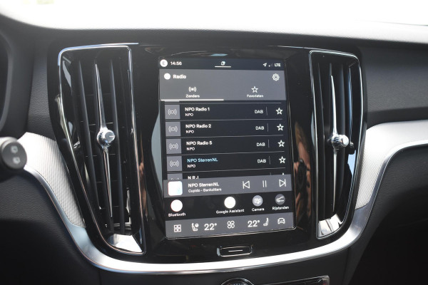 Volvo V60 T8 455PK Plug-in hybrid AWD Plus Dark / 360 Camera / Harman Kardon / Head-up display / Panorama schuifdak / Stoel- en stuurverwarming / Trekhaak / Elektrische stoelen met geheugen