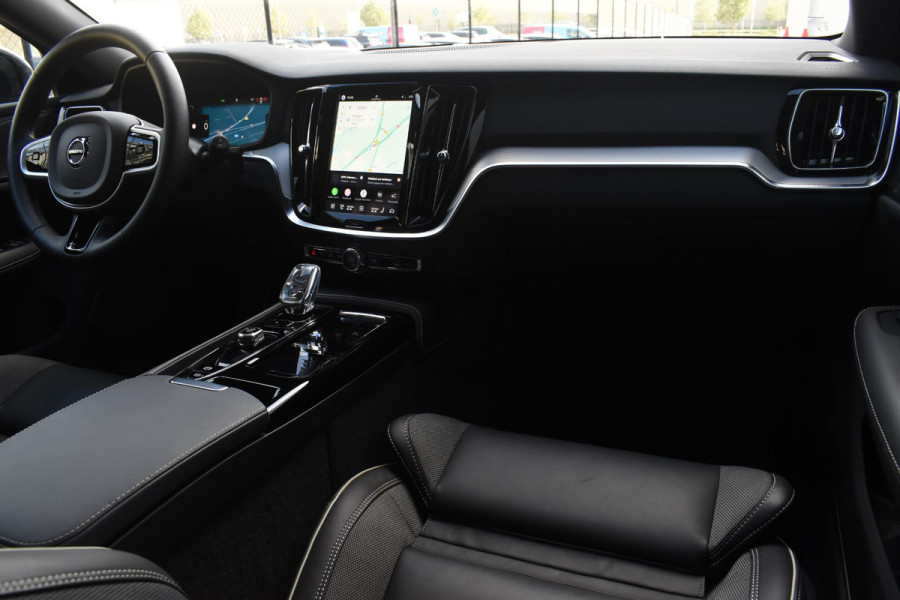 Volvo V60 T8 455PK Plug-in hybrid AWD Plus Dark / 360 Camera / Harman Kardon / Head-up display / Panorama schuifdak / Stoel- en stuurverwarming / Trekhaak / Elektrische stoelen met geheugen