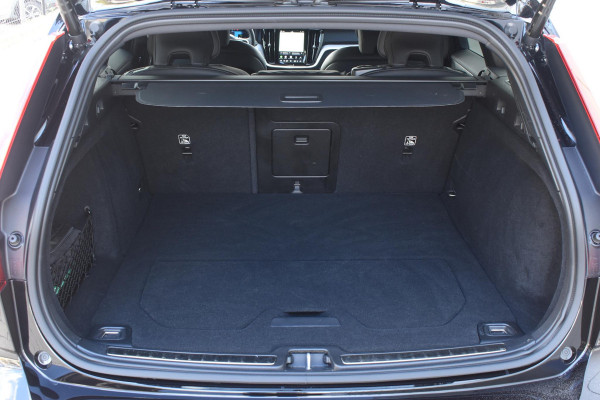 Volvo V60 T8 455PK Plug-in hybrid AWD Plus Dark / 360 Camera / Harman Kardon / Head-up display / Panorama schuifdak / Stoel- en stuurverwarming / Trekhaak / Elektrische stoelen met geheugen