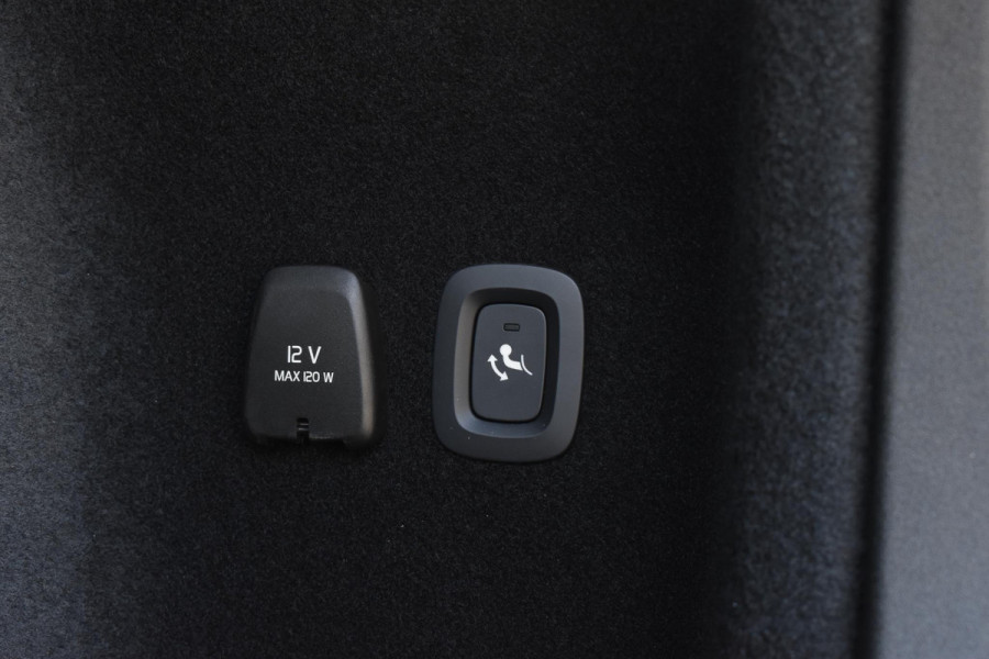 Volvo V60 T8 455PK Plug-in hybrid AWD Plus Dark / 360 Camera / Harman Kardon / Head-up display / Panorama schuifdak / Stoel- en stuurverwarming / Trekhaak / Elektrische stoelen met geheugen
