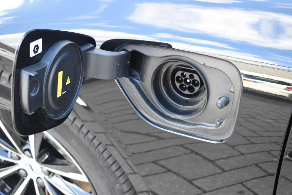 Volvo V60 T8 455PK Plug-in hybrid AWD Plus Dark / 360 Camera / Harman Kardon / Head-up display / Panorama schuifdak / Stoel- en stuurverwarming / Trekhaak / Elektrische stoelen met geheugen