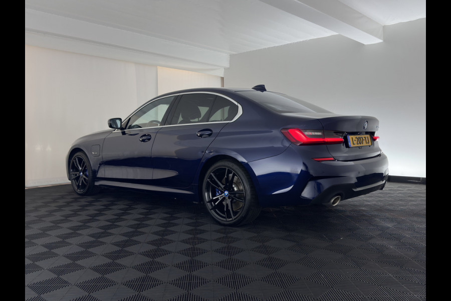 BMW 3-serie 320e Business Edition Plus (INCL-BTW) Aut. *LEATHER | PANO | FULL-LED | HEATED-SPORTSEATS | NAVI-FULLMAP | KEYLESS | PRIVACY-GLASS | ECC | PDC | CRUISE | 19''ALU*