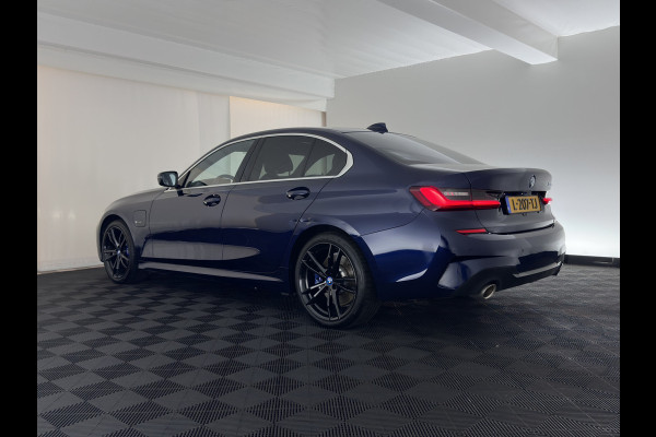 BMW 3-serie 320e Business Edition Plus (INCL-BTW) Aut. *LEATHER | PANO | FULL-LED | HEATED-SPORTSEATS | NAVI-FULLMAP | KEYLESS | PRIVACY-GLASS | ECC | PDC | CRUISE | 19''ALU*