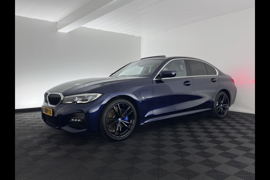 BMW 3-serie 320e Business Edition Plus (INCL-BTW) Aut. *LEATHER | PANO | FULL-LED | HEATED-SPORTSEATS | NAVI-FULLMAP | KEYLESS | PRIVACY-GLASS | ECC | PDC | CRUISE | 19''ALU*