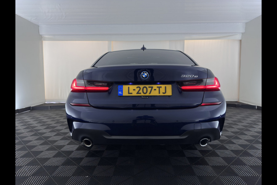 BMW 3-serie 320e Business Edition Plus (INCL-BTW) Aut. *LEATHER | PANO | FULL-LED | HEATED-SPORTSEATS | NAVI-FULLMAP | KEYLESS | PRIVACY-GLASS | ECC | PDC | CRUISE | 19''ALU*