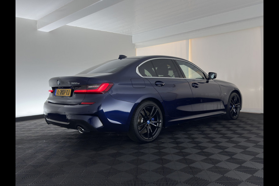 BMW 3-serie 320e Business Edition Plus (INCL-BTW) Aut. *LEATHER | PANO | FULL-LED | HEATED-SPORTSEATS | NAVI-FULLMAP | KEYLESS | PRIVACY-GLASS | ECC | PDC | CRUISE | 19''ALU*
