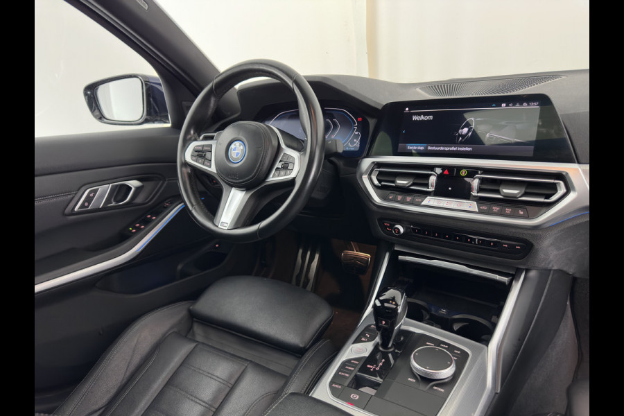 BMW 3-serie 320e Business Edition Plus (INCL-BTW) Aut. *LEATHER | PANO | FULL-LED | HEATED-SPORTSEATS | NAVI-FULLMAP | KEYLESS | PRIVACY-GLASS | ECC | PDC | CRUISE | 19''ALU*