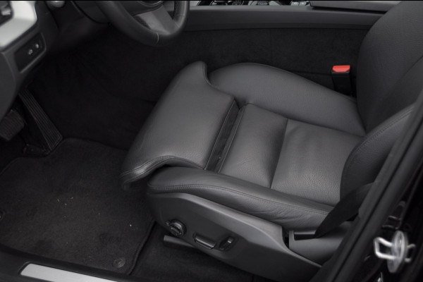 Volvo XC60 T6 350PK Automaat Plug-in hybrid AWD Plus Bright Panoramisch schuif-kanteldak / Google infotainment / Lederen bekleding / Parkeersensoren voor en achter met parkeercamera / Road Sign information / Cruise Control
