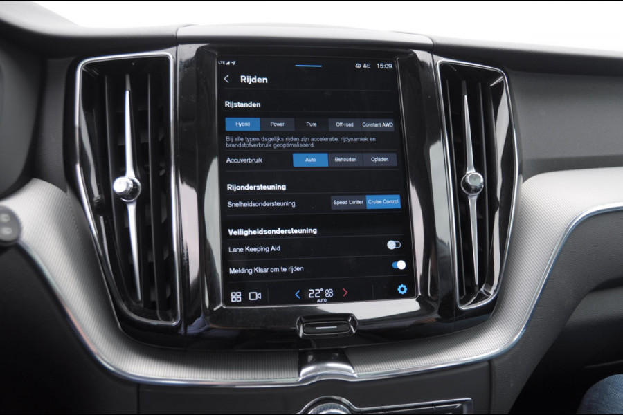 Volvo XC60 T6 350PK Automaat Plug-in hybrid AWD Plus Bright Panoramisch schuif-kanteldak / Google infotainment / Lederen bekleding / Parkeersensoren voor en achter met parkeercamera / Road Sign information / Cruise Control