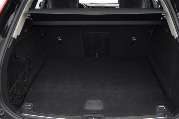Volvo XC60 T6 350PK Automaat Plug-in hybrid AWD Plus Bright Panoramisch schuif-kanteldak / Google infotainment / Lederen bekleding / Parkeersensoren voor en achter met parkeercamera / Road Sign information / Cruise Control