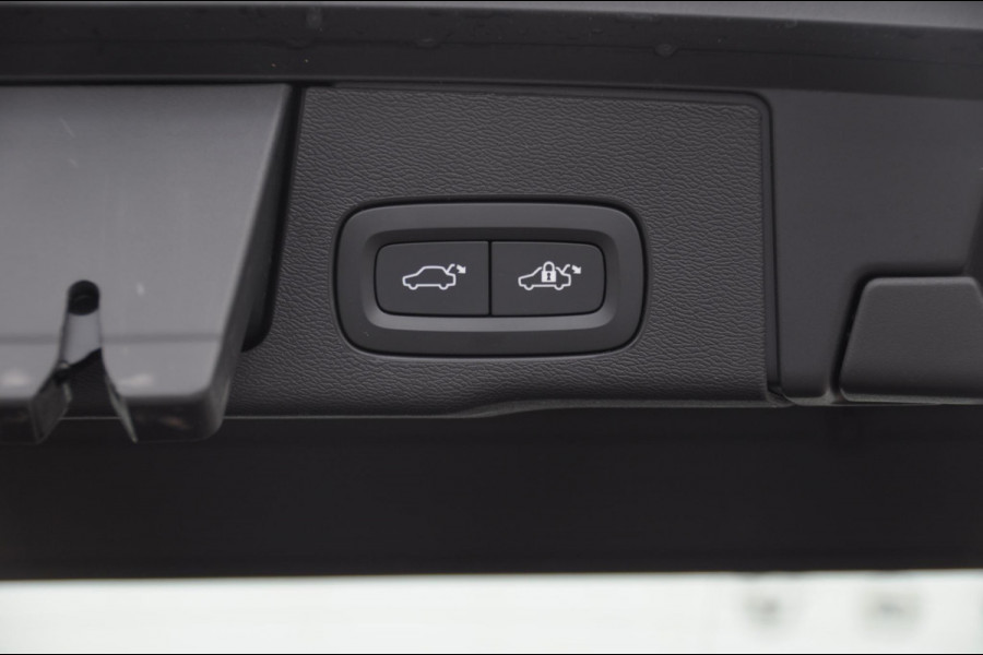 Volvo XC60 T6 350PK Automaat Plug-in hybrid AWD Plus Bright Panoramisch schuif-kanteldak / Google infotainment / Lederen bekleding / Parkeersensoren voor en achter met parkeercamera / Road Sign information / Cruise Control
