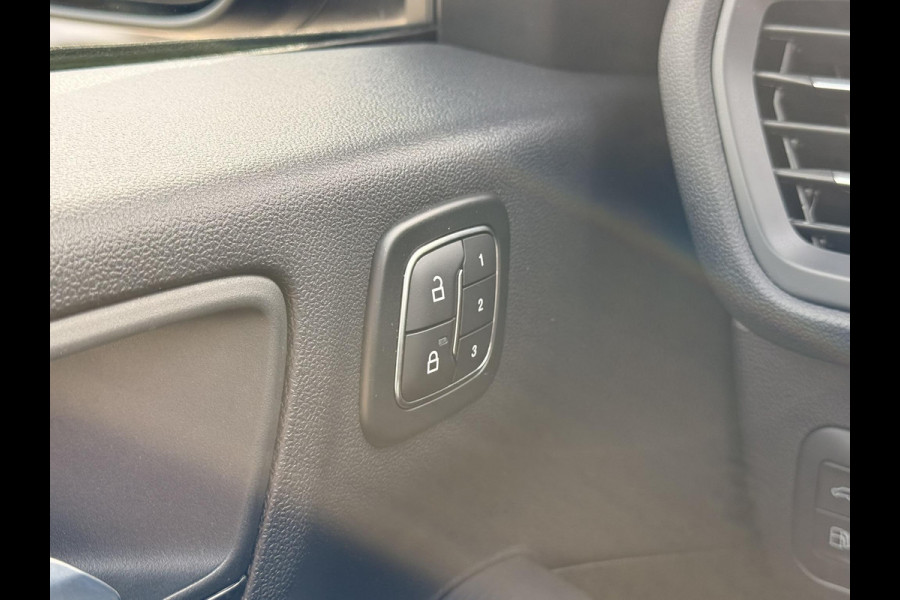 Ford Kuga 2.5 PHEV ST-Line X 243pk | Panoramadak | Wegklapbare trekhaak | Head up Display | Adaptive LED | Bang&Olufsen | AGR-stoelen | 2.100 kg trekgewicht
