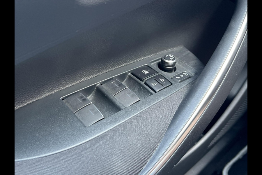 Toyota Corolla 1.8 Hybrid Style | Dodehoekherkenning, Parkeersensoren, Stoel + Stuurverwarming, Keyless, 18 inch